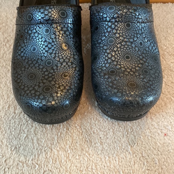 Dansko XP Clogs Medallion Print Size 39 - Picture 2 of 9